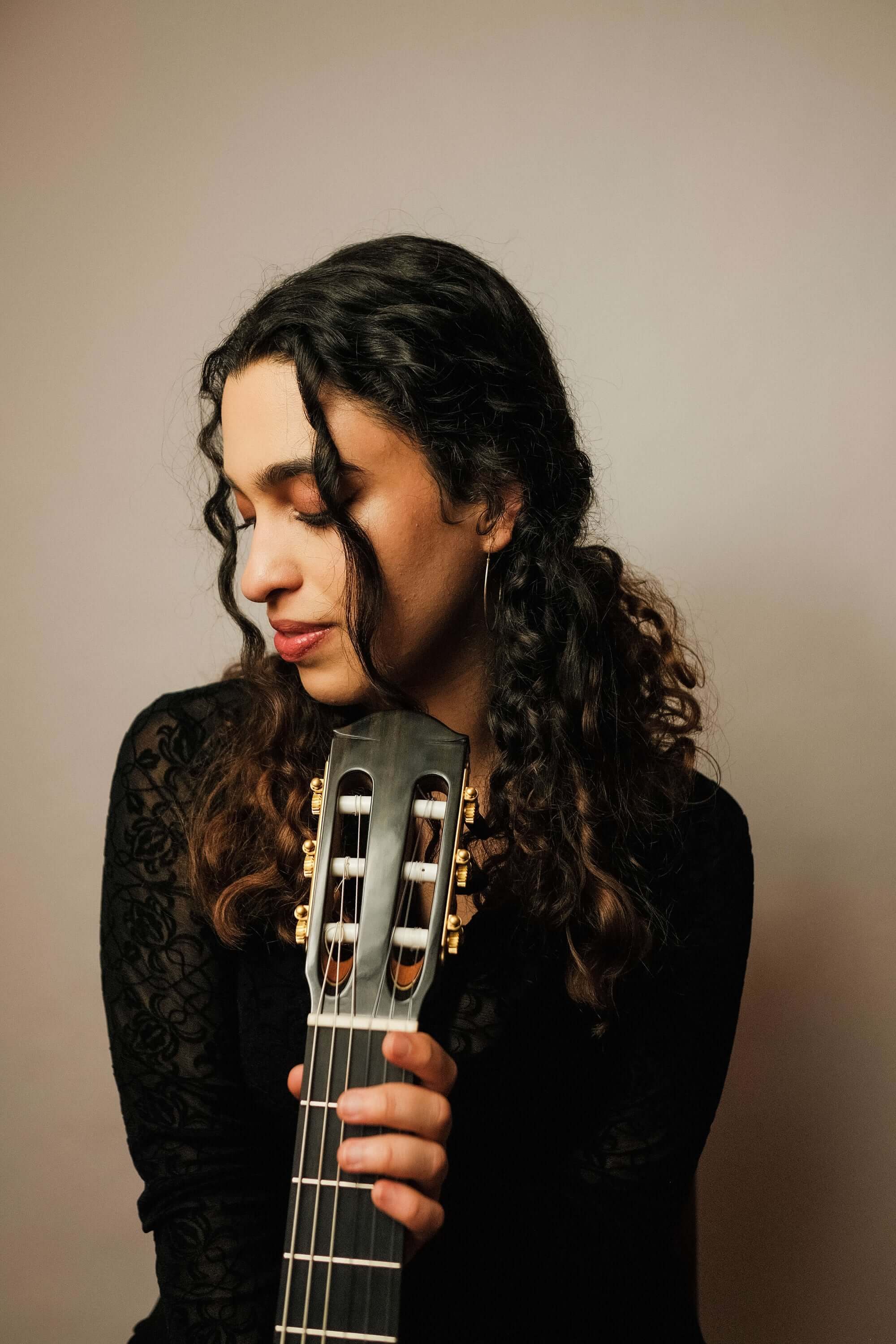 Yiolanda Loizou with guitar