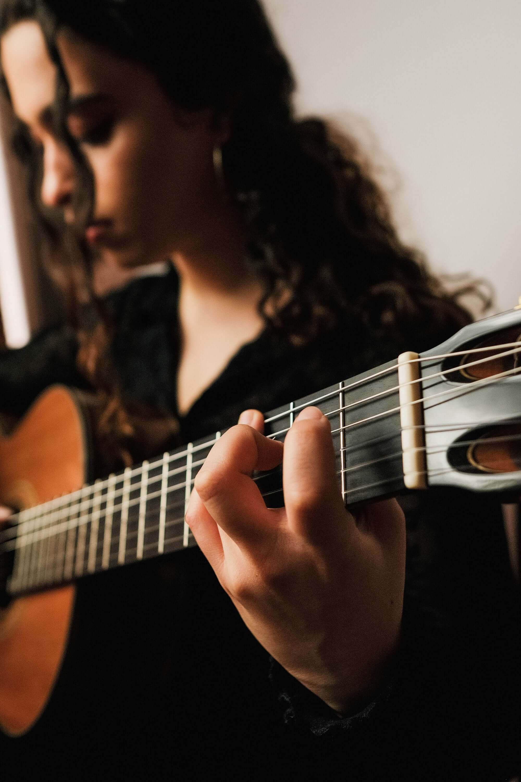 Yiolanda Loizou with guitar